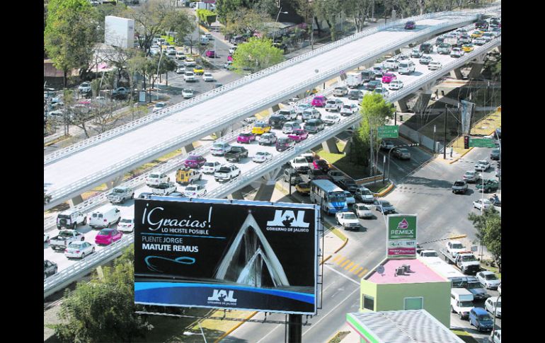 La expectativa generada por Puente Matute Remus chocó ayer con la realidad, cuando los automóviles coparon la estructura. S. NÚÑEZ  /