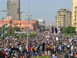 Miles de personas participan en la ''Marcha del Millón'' en la plaza Tahrir de El Cairo, Egipto. EFE  /