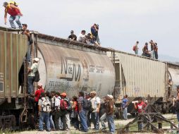 Menores que buscan llegar a EU cruzan México en un grupo. ARCHIVO  /