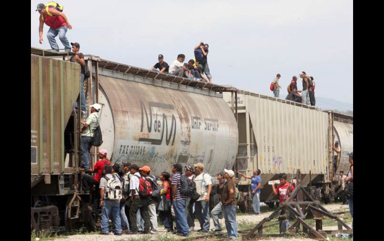 Menores que buscan llegar a EU cruzan México en un grupo. ARCHIVO  /