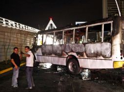 En Lázaro Cárdenas y Lorenzana, una unidad de transporte público fue incendiada. E. PACHECO  /