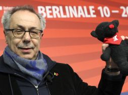 El director del Festival de Cine de Berlín, Dieter Kosslick, juega con un oso de peluche, la mascota oficial del encuentro. REUTERS  /