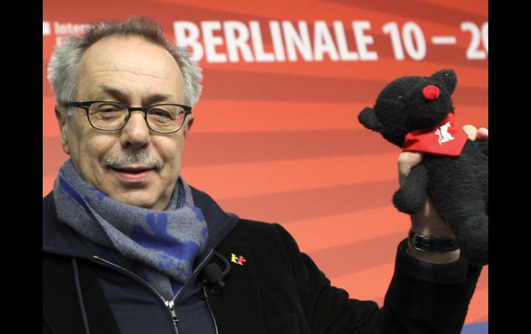 El director del Festival de Cine de Berlín, Dieter Kosslick, juega con un oso de peluche, la mascota oficial del encuentro. REUTERS  /