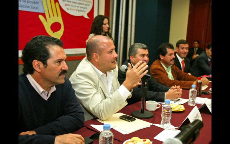 Al foro celebrado ayer en el Congreso asistieron los alcaldes Enrique Alfaro. E. BARRERA  /