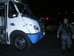 En la Colonia del Sauz se frustró un incendio de un autobús en la que el chofer resultó herido. M. FREYRÍA  /