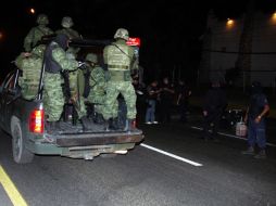 Elementos del Ejército arriban a la Carretera Chapala después de los hechos violentos en la ciudad. A. GARCÍA  /