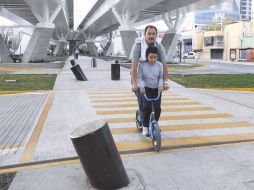 Mientras se trabaja en mejorar el paso de vehículos, el parque lineal debajo del puente ya tiene usuarios. M. FREYRÍA  /