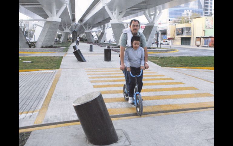 Mientras se trabaja en mejorar el paso de vehículos, el parque lineal debajo del puente ya tiene usuarios. M. FREYRÍA  /