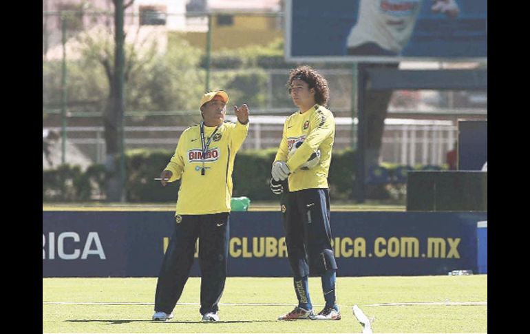 Carlos Reinoso da indicaciones a Memo Ochoa. MEXSPORT  /