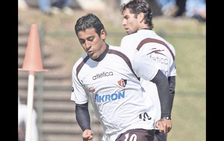 Alfredo Moreno conduce el balón durante la práctica de ayer en Colomos. MEXSPORT  /