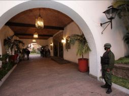 Elementos del Ejército mexicano mantienen estrictos controles de seguridad en Casa Jalisco. A CAMACHO  /