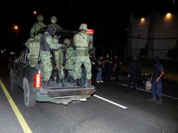 Militares resguardan el bloqueo ocurrido en la carretera a Chapala. A. GARCÍA  /