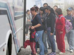 Padres de familia buscan la seguridad de sus hijos durante el traslado a los centros educativos. ARCHIVO  /