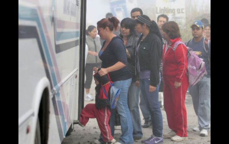 Padres de familia buscan la seguridad de sus hijos durante el traslado a los centros educativos. ARCHIVO  /