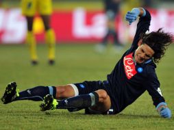 Edinson Cavani se lamenta luego de una falla en el partido que Nápoles perdió. AFP  /