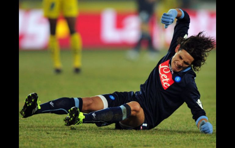 Edinson Cavani se lamenta luego de una falla en el partido que Nápoles perdió. AFP  /