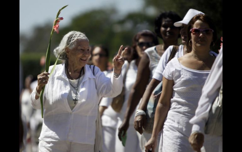 Las Damas de Blanco demandan al gobierno la liberación de los otros 11 miembros del 'Grupo de los 75' disidentes. AP  /