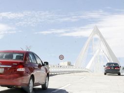 El incendio de un autobús no repercutió en el recién inaugurado puente atirantado (en Lázaro Cárdenas y López Mateos). M. FREYRÍA  /