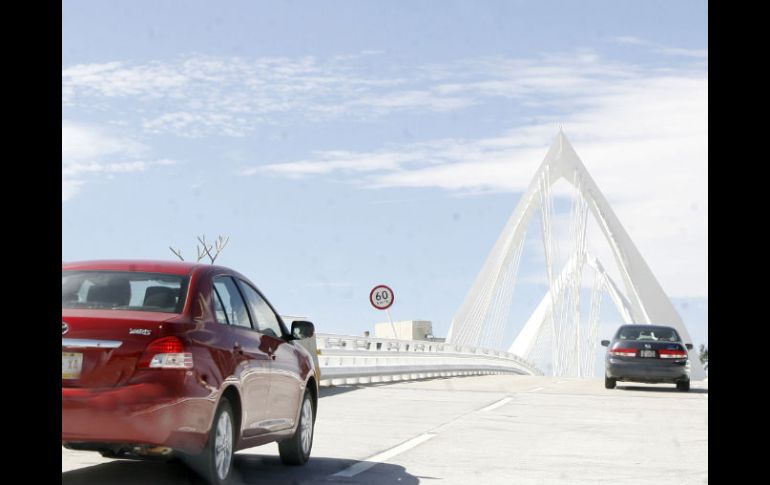 El incendio de un autobús no repercutió en el recién inaugurado puente atirantado (en Lázaro Cárdenas y López Mateos). M. FREYRÍA  /