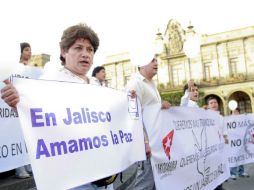 Vestidos en su mayoría en color blanco, ciudadanos marcharon en el Centro de la ciudad. E. PACHECO  /