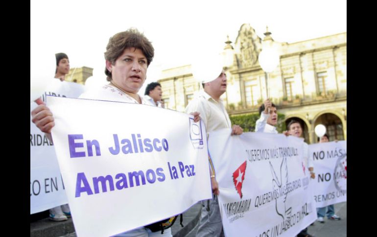 Vestidos en su mayoría en color blanco, ciudadanos marcharon en el Centro de la ciudad. E. PACHECO  /