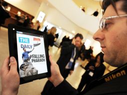 Peter Pachal, Director de PC Magazine, mira la portada de The Daily. AFP  /