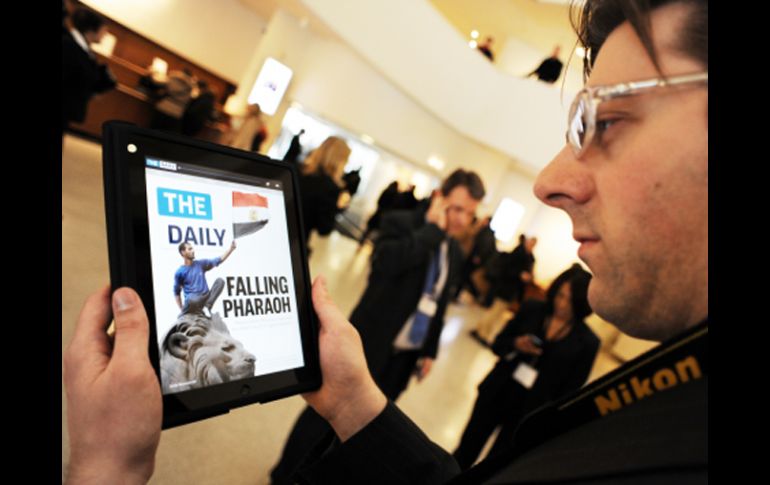 Peter Pachal, Director de PC Magazine, mira la portada de The Daily. AFP  /