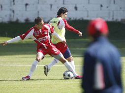 Jonny Magallón (der.) durante el entrenameinto de Chivas disputando el balón con Erick Torres. E.PACHECO  /