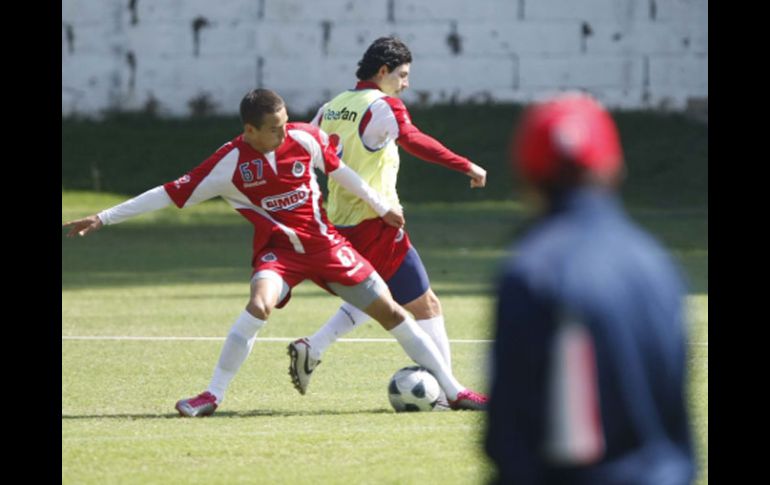 Jonny Magallón (der.) durante el entrenameinto de Chivas disputando el balón con Erick Torres. E.PACHECO  /