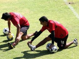 Alfredo Moreno (der.) se lastimó la pierna izquierda durante el entrenamiento de hoy. MEXSPORT  /