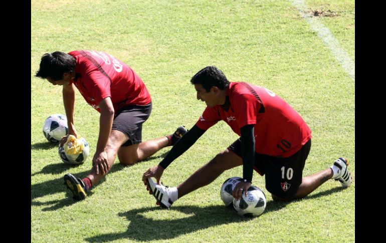 Alfredo Moreno (der.) se lastimó la pierna izquierda durante el entrenamiento de hoy. MEXSPORT  /