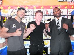 'Canelo' Álvarez, promotor de la función, posa con su hermano Rigo (izq.) y con el retador Austin Trouth. ESPECIAL  /