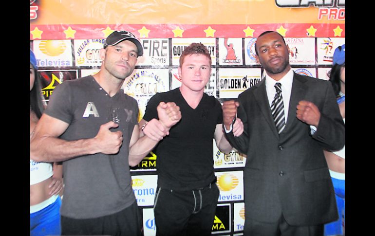 'Canelo' Álvarez, promotor de la función, posa con su hermano Rigo (izq.) y con el retador Austin Trouth. ESPECIAL  /