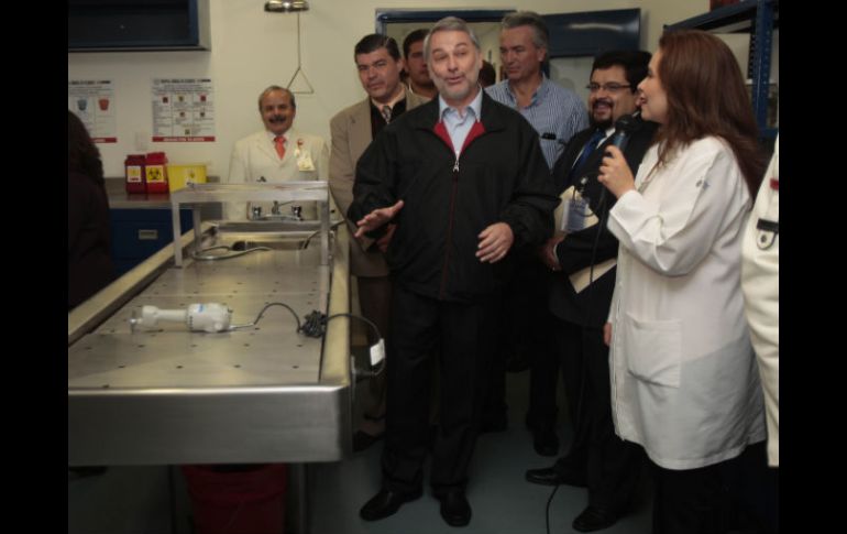 Emilio González Márquez y el secretario de Salud, Alfonso Petersen, realizaron un recorrido por las áreas remodeladas. S. NUÑEZ  /