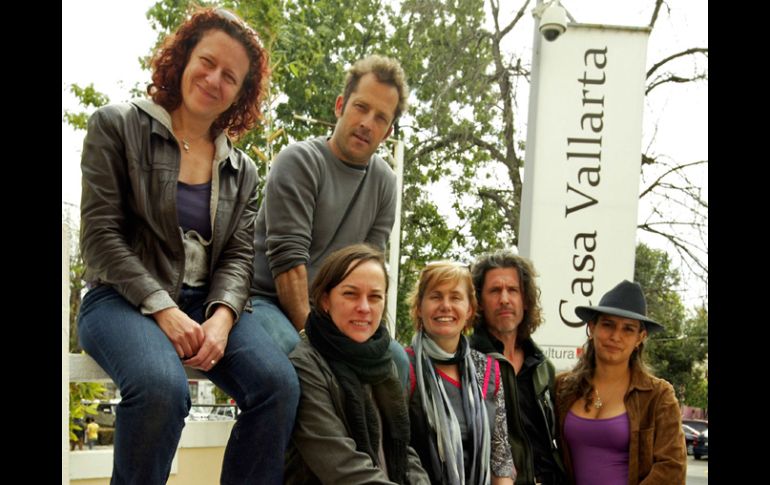 El grupo de actores de la agrupación Devised Theater, visita la ciudad para encontrarse con jóvenes creadores y el público.   E. BARRER  /