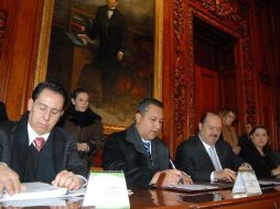 El secretario de Gobernación, Francisco Blake, en la firma del convenio con el gobernador César Duarte Jáquez. EL UNIVERSAL  /