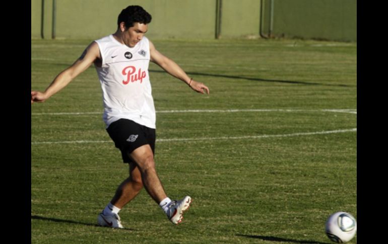 Salvador Cabañas trabajando al parejo del plantel paraguayo. REUTERS  /