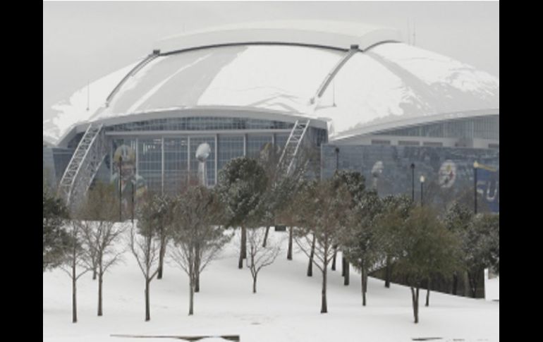 El Cowboy Stadium, escenario donde se vivirá la final del Super Bowl XLV se encuentra rodeado de nieve. AP  /