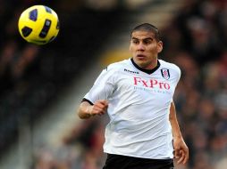 Carlos Salcido controlando el balón en un partido con su actual equipo, el Fulham. MEXSPORT  /