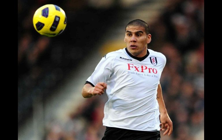 Carlos Salcido controlando el balón en un partido con su actual equipo, el Fulham. MEXSPORT  /