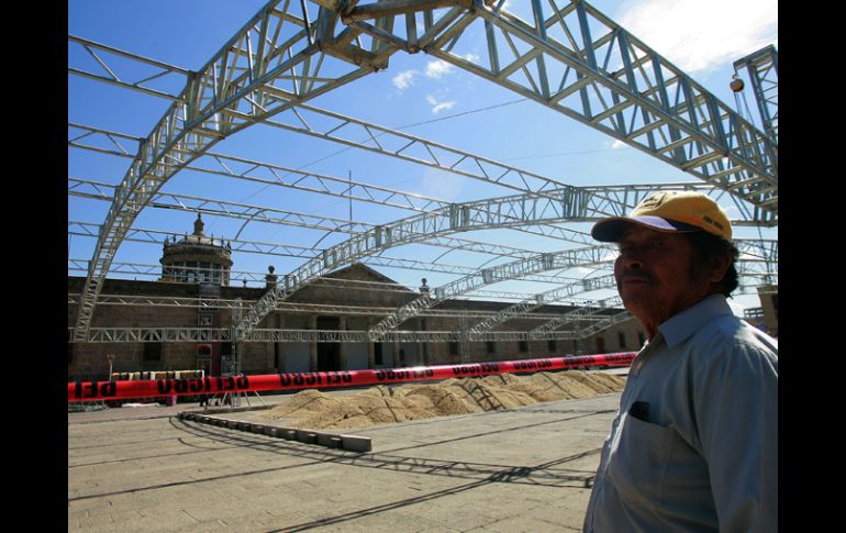 La estructura del toldo de la pista ya fue colocada frente al Instituto Cultural Cabañas.A.GARCÍA  /