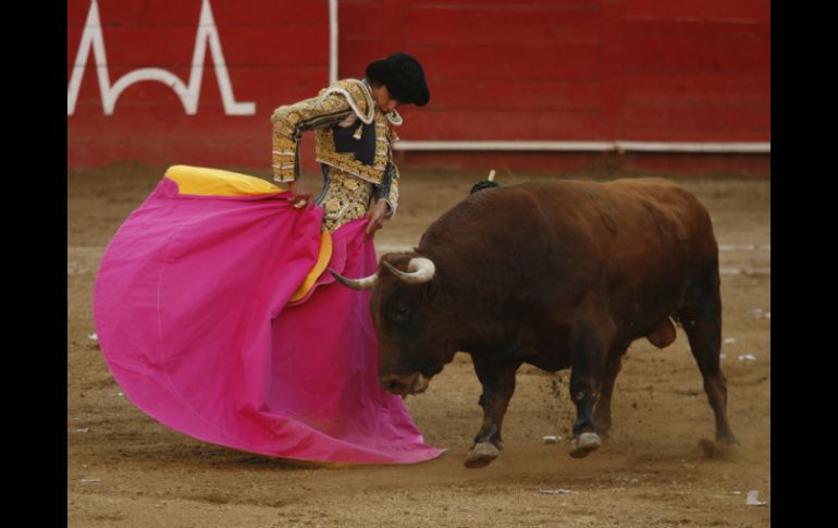 El torero francés Sebastián Castella (foto) tendrá un mano a mano con dos mexicanos y un español. M. FREYRÍA  /