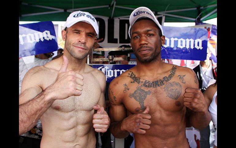 Rigoberto Álvarez (izquierda) y Austin Trout (derecha) luego de la ceremonia de pesaje. A. GARCÍA  /