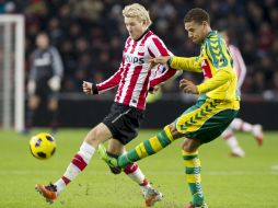 Ola Toivonen (izq.), pelea por el contol del balón con Ramon Leeuwin, del ADO Den Haag. EFE  /