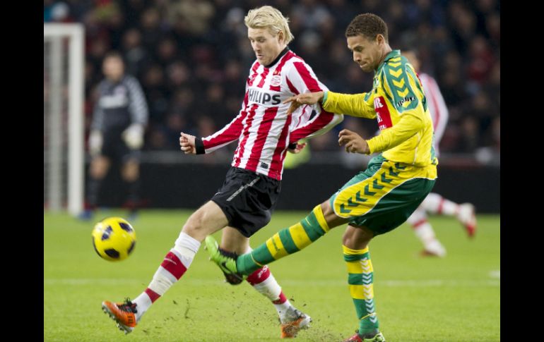 Ola Toivonen (izq.), pelea por el contol del balón con Ramon Leeuwin, del ADO Den Haag. EFE  /