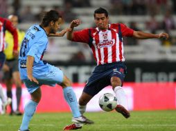 Patricio Araujo (der.) pelea el balón con Daniel Guerrero, en el partido de esta noche entre Chivas y Atlante. MEXSPORT  /