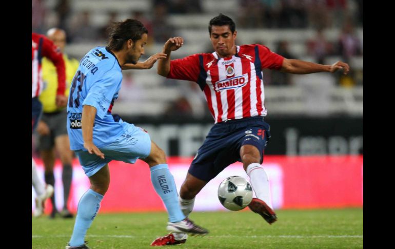 Patricio Araujo (der.) pelea el balón con Daniel Guerrero, en el partido de esta noche entre Chivas y Atlante. MEXSPORT  /