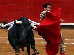 El torero Uriel Moreno el Zapata lidia al tercer astado de la tarde de nombre Mostri. NTX  /