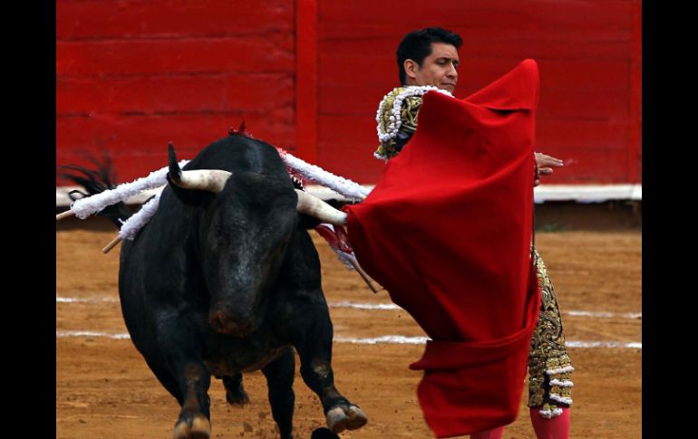 El torero Uriel Moreno el Zapata lidia al tercer astado de la tarde de nombre Mostri. NTX  /