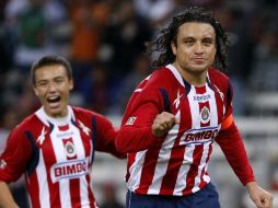 Reynoso (der.) celebra su gol, el segundo de Chivas a los Potros. E. PACHECO  /